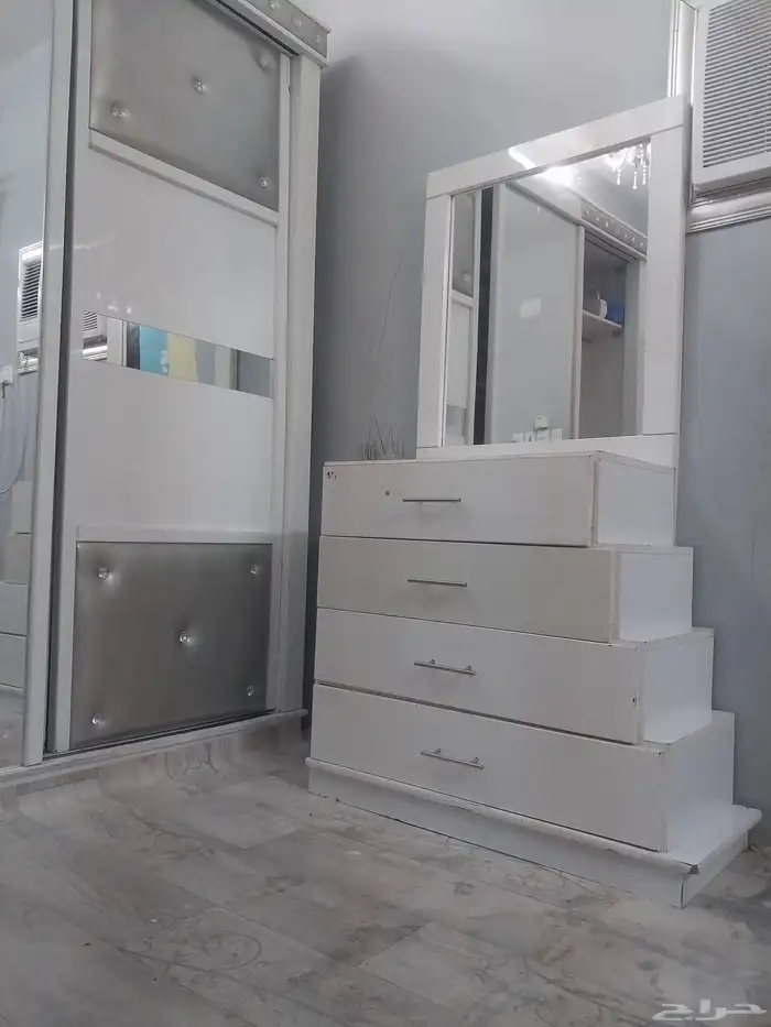 غرفة نوم كامل دولاب سحاب وسرير و 2 كوميدينا وتسريحة 2