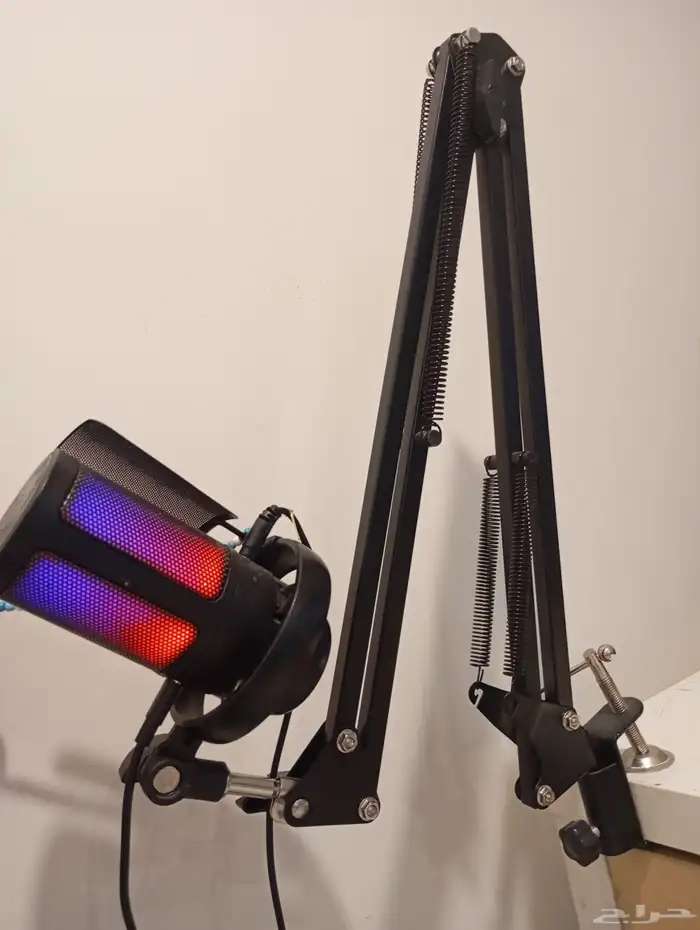 مايك RGB بزر ميوت مع ستاند ب100 قابل للتفاوض يوجد توصيل 3