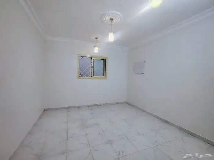 شقه للايجار المهديه طابق اول 3 غرف وصاله مدخلين السعر 35 الف 5