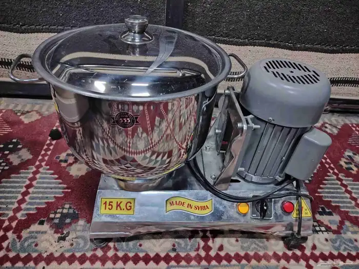 خلاطة حمص وثوم وطاولات فرد عجين وسخانه لحفظ الطعام 1