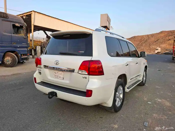 لاندكروزر 2015 وكاله قمة في النظافة 8