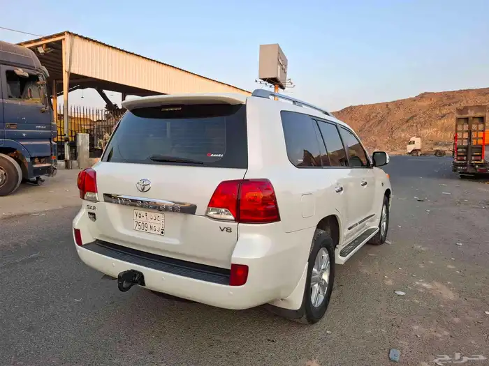 لاندكروزر 2015 وكاله قمة في النظافة 7