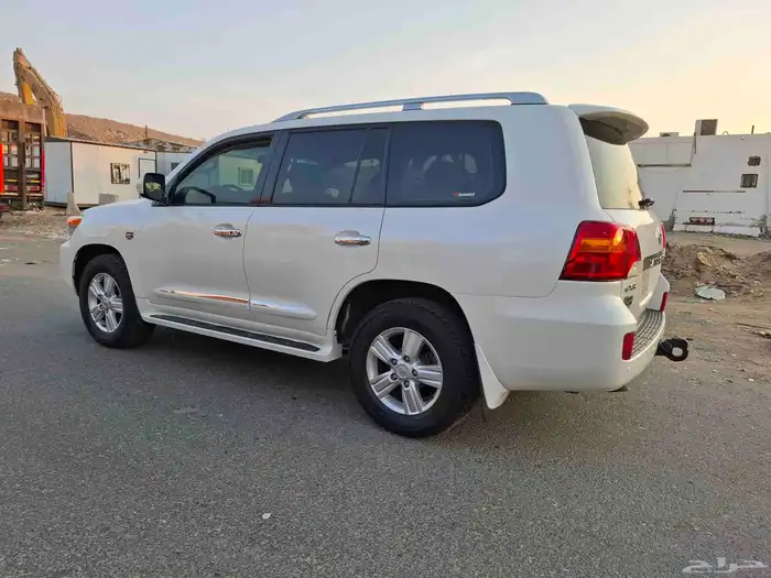 لاندكروزر 2015 وكاله قمة في النظافة 13