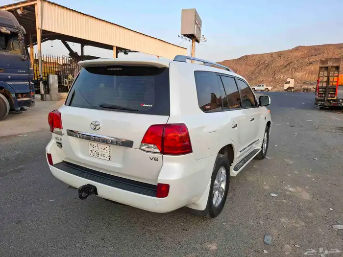 لاندكروزر 2015 وكاله قمة في النظافة 6