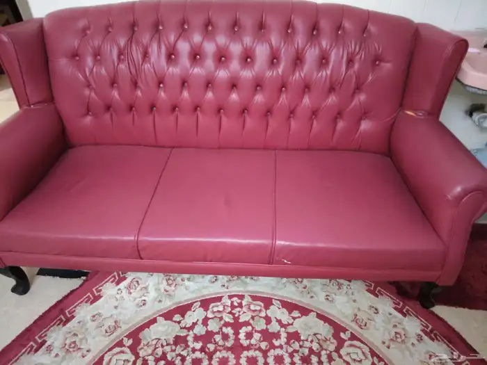 كنبة حمراء ب 3 أشخاص مع سجاد مساحته 1.5 متر 0