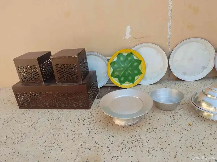 صحون كبيره و قدور و طاولات 7