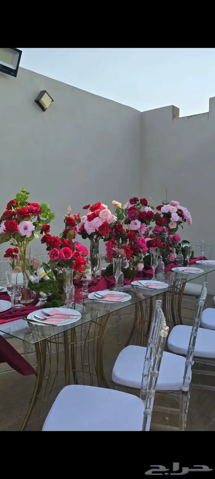 طاولات قزاز وكراسي شفاف مع التنسيق 2