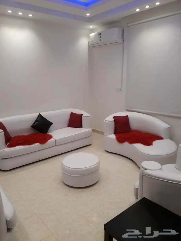 كنب للبيع جلد معاه طاوله جلد وطاوله قزاز كبيره 1