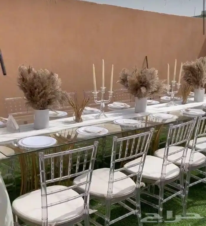 طاولات قزاز وكراسي شفاف مع التنسيق 1