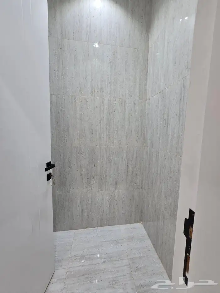 للبيع روف علوى مع ملحق مدخل مستقل9غرفVIP علي شارعين حي الطلح 17