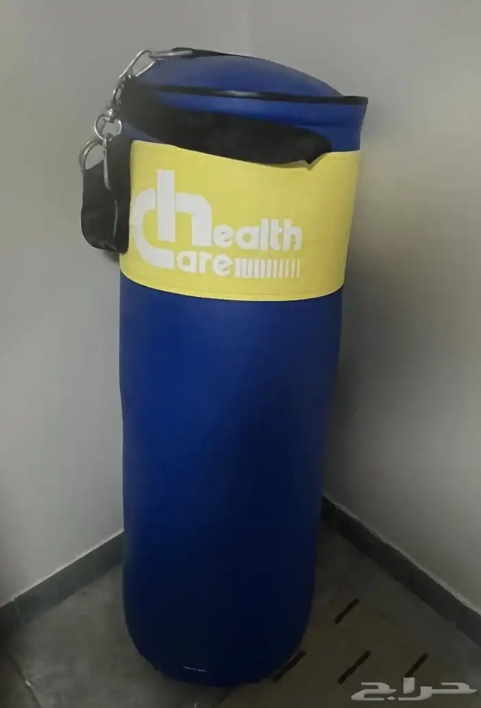 اغراض منها قفازات ملاكمة وبرميل بلاستك للملكمة وهم جدد . 0