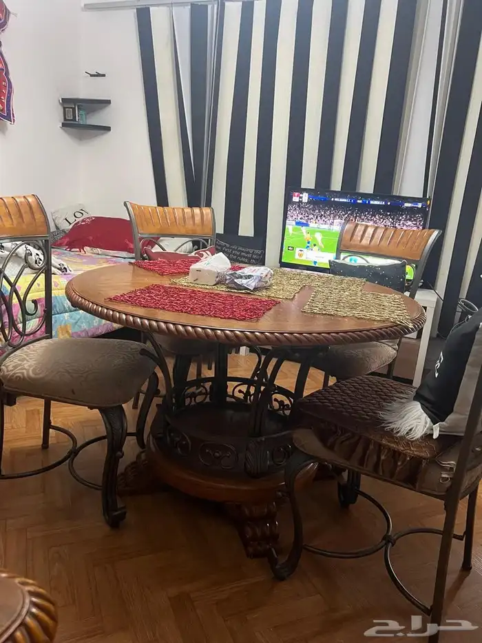 طاولة خشب سويدي مع اربع كراسي وبوفيه 1