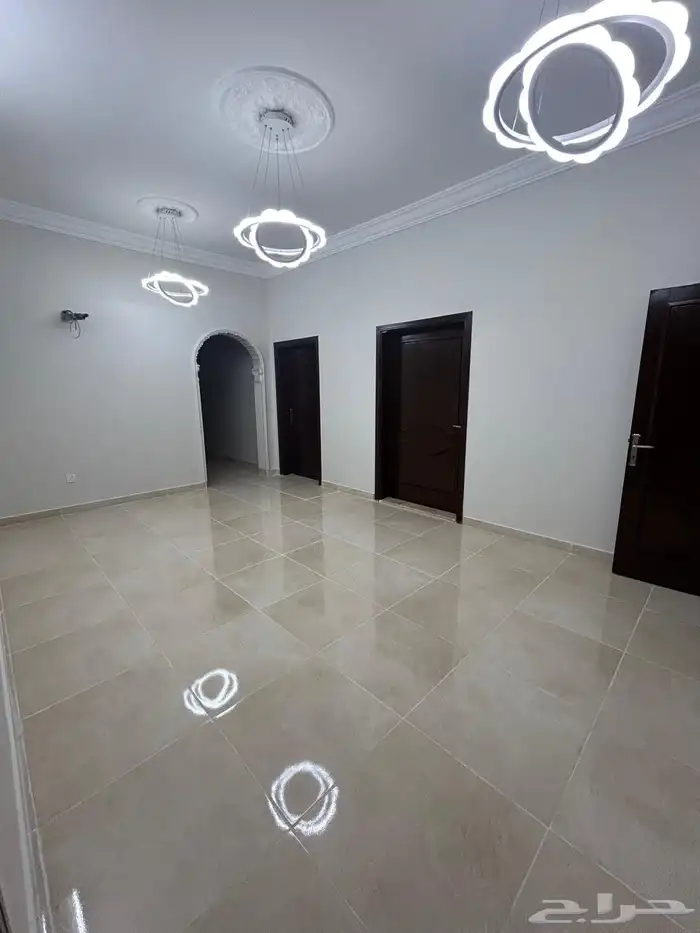 شقة للايجار 5 غرف مكيفات راكبة _ حي الفلاح مع الحمدانية 0