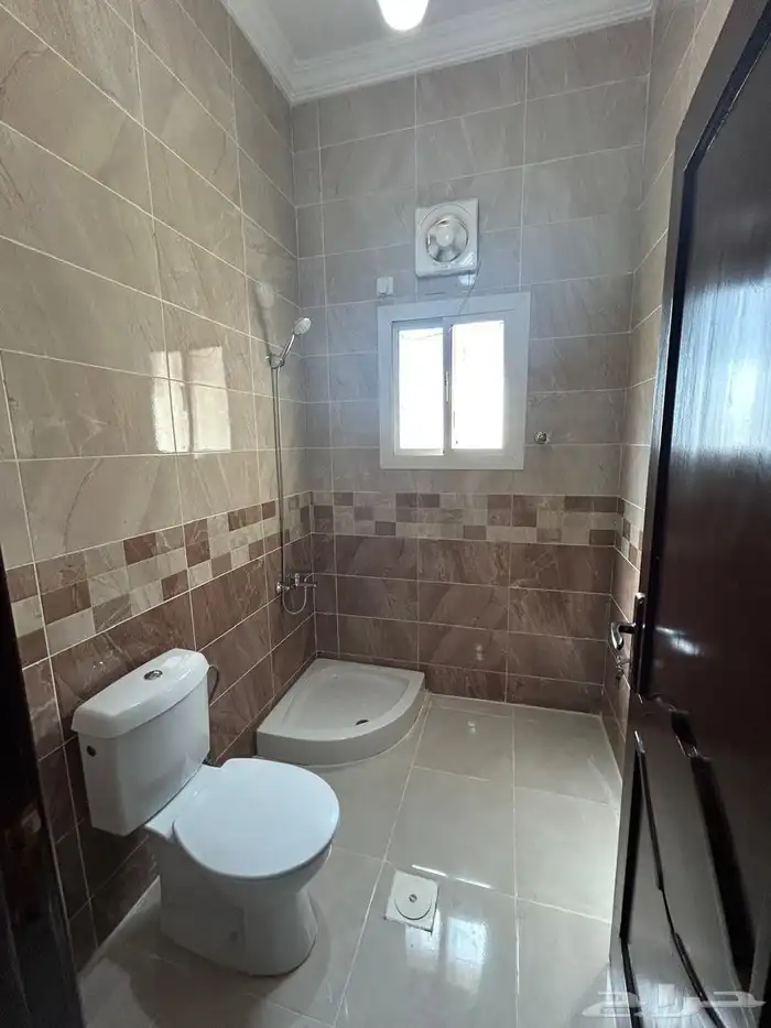 شقة للايجار 5 غرف مكيفات راكبة _ حي الفلاح مع الحمدانية 2