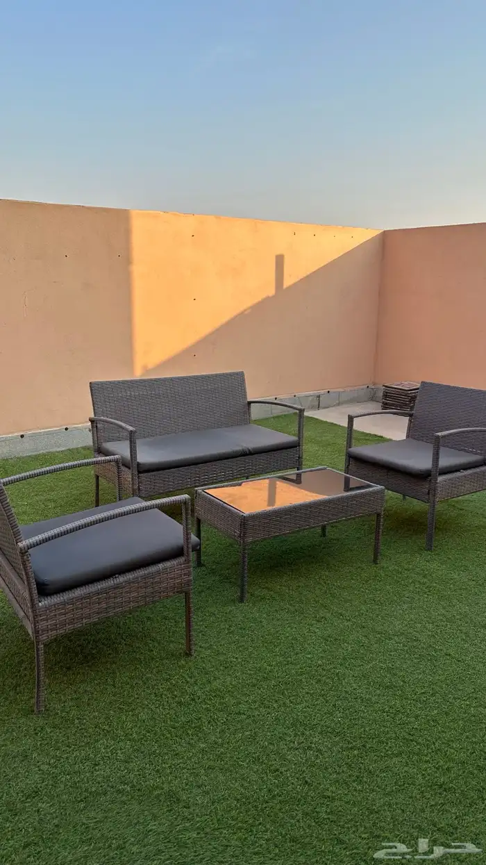 جلسه خارجية مع سجاد صناعي اخضر 0