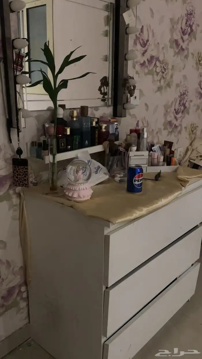 كنب بحاله جيده دولاب ايكيا كمدينا وتسريحه ومرتبه كبيره 1