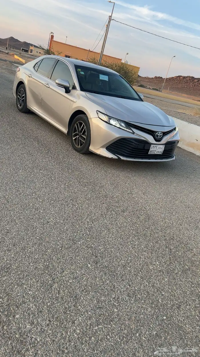كامري هايبرد اللون ذهبي شبه الجديده 2