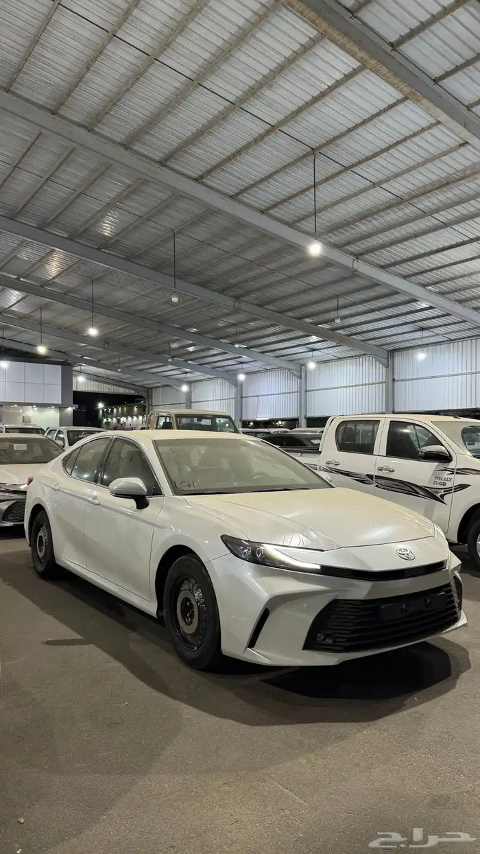 تويوتا كامري 2025 بنزين E طيس بريمي ابيض لولوي بطاقة جمركية 0