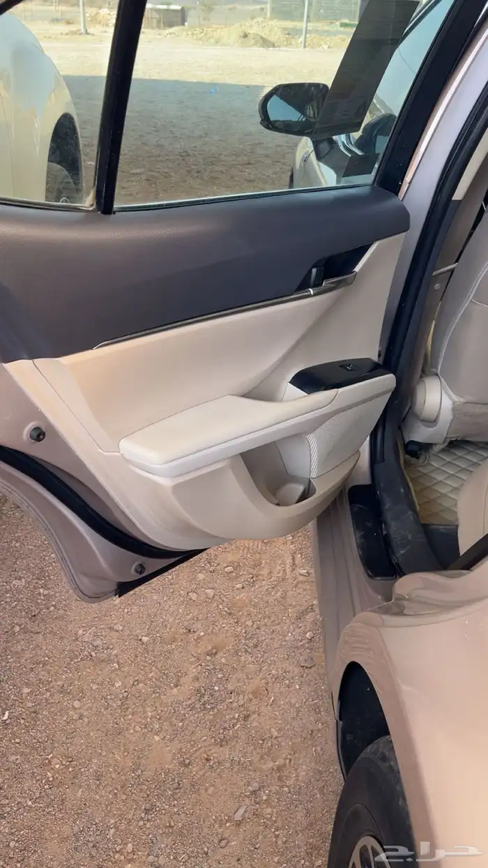 كامري هايبرد اللون ذهبي شبه الجديده 39