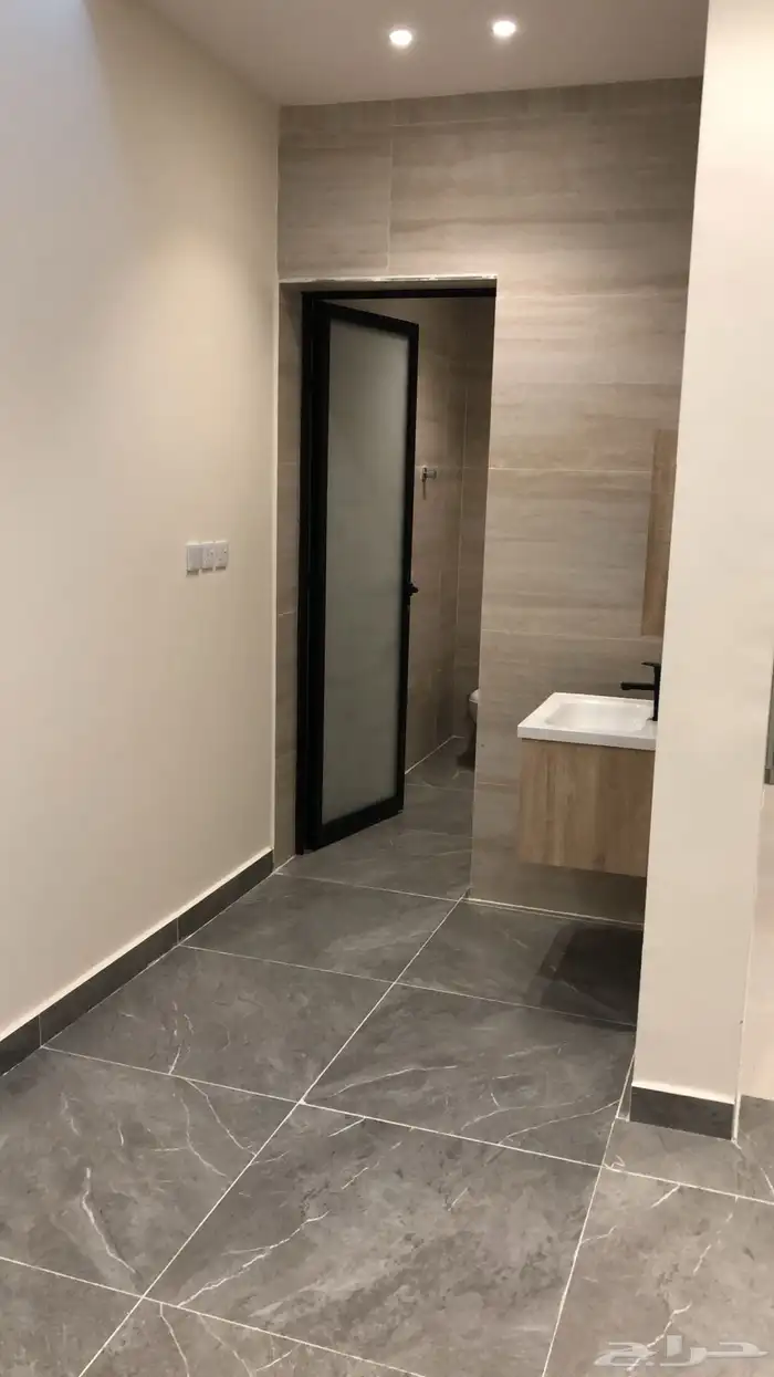 شقه عزاب فاخره شامل الأثاث والكهرباء والماء للإيجار 4