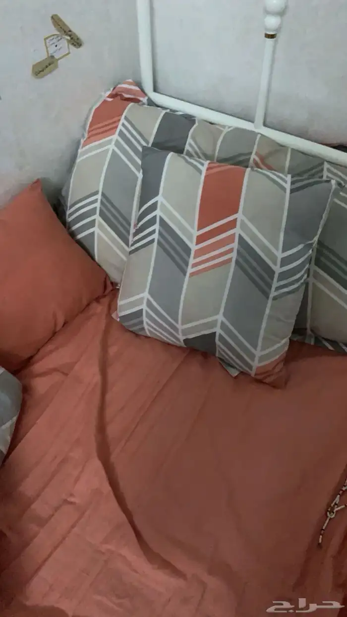 سراير ايكيا اثنين و كنب صغير و دولاب 2