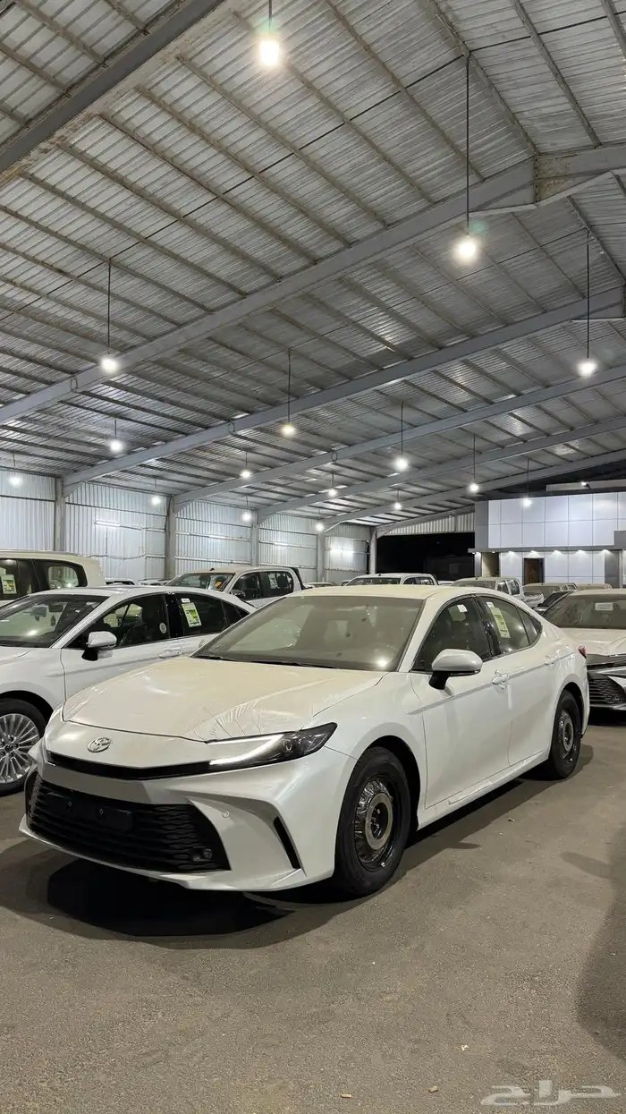 تويوتا كامري 2025 بنزين E طيس بريمي ابيض لولوي بطاقة جمركية 2