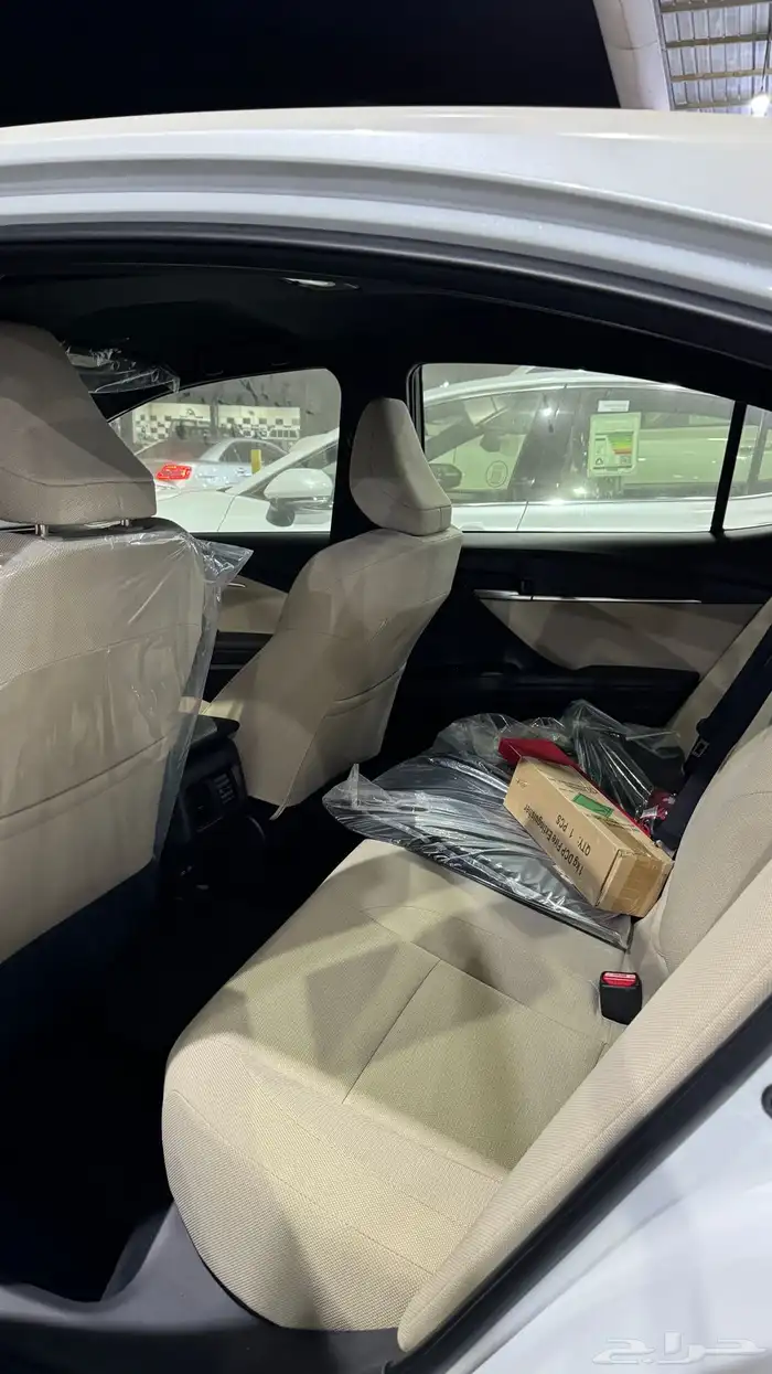 تويوتا كامري 2025 بنزين E طيس بريمي ابيض لولوي بطاقة جمركية 4