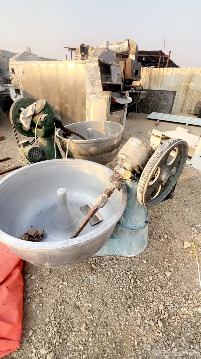 عجانة للبيع مع طاولات إستيل وخشب 3