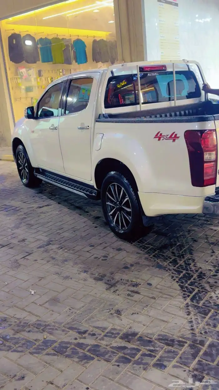 عرض ايسوزو ديماكس موديل 2020 عداد 240الف محركات وبدي شرط 0