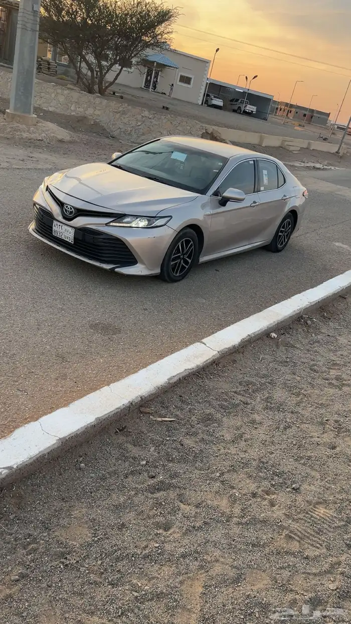 كامري هايبرد اللون ذهبي شبه الجديده 3