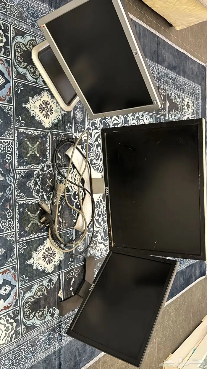 للبيع ثلاث شاشات كمبيوتر مستعمله 0