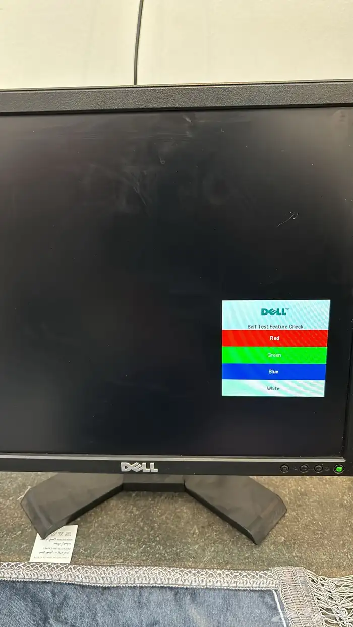 للبيع ثلاث شاشات كمبيوتر مستعمله 1