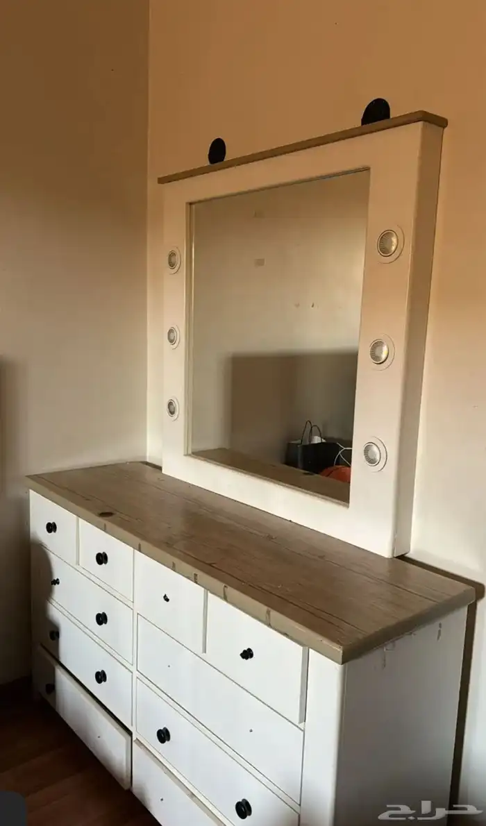 تسريحه كبيره ونظيفه يوجد اناره فيها 0