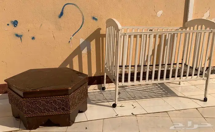 سرير وطاولة 0