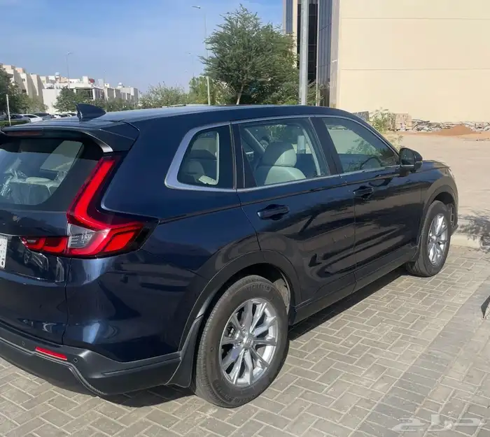 هوندا سي ار في 2025 1