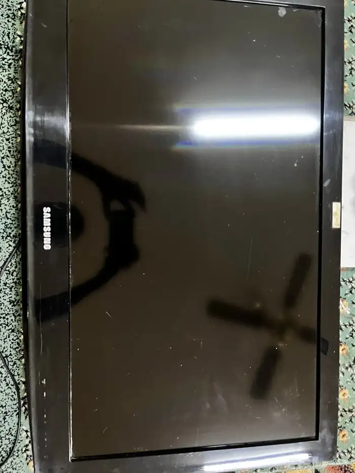 سوني وشاشه مافي اي خراب بس الخراب الوحيد هو مدخل شريط السون 6