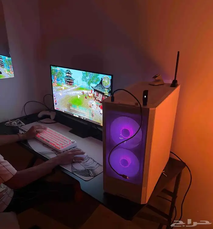 طاوله قيمنق للبيع جديد بسعر130ريال مقاس140 120 لون اسود ابيض 1