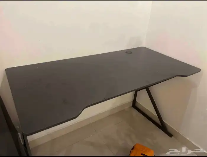 طاوله قيمنق للبيع جديد بسعر130ريال مقاس140 120 لون اسود ابيض 0