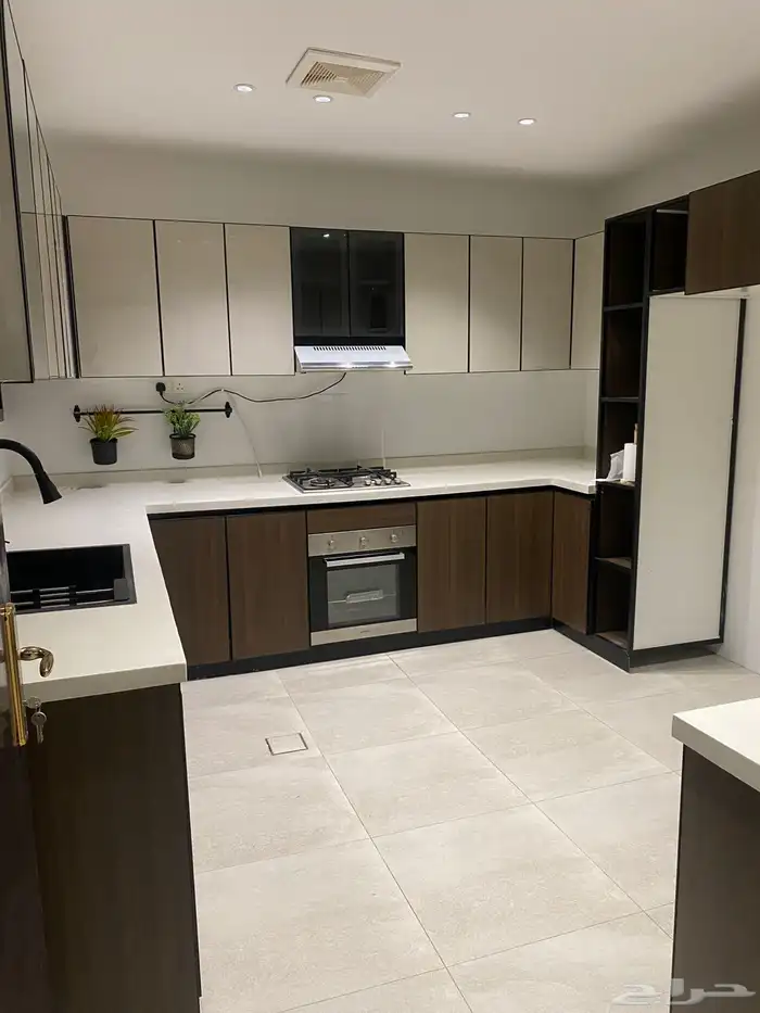 دور علوي للإيجار يتميز بجودة التشطيب وإطلالة الحديقة والمسجد 0