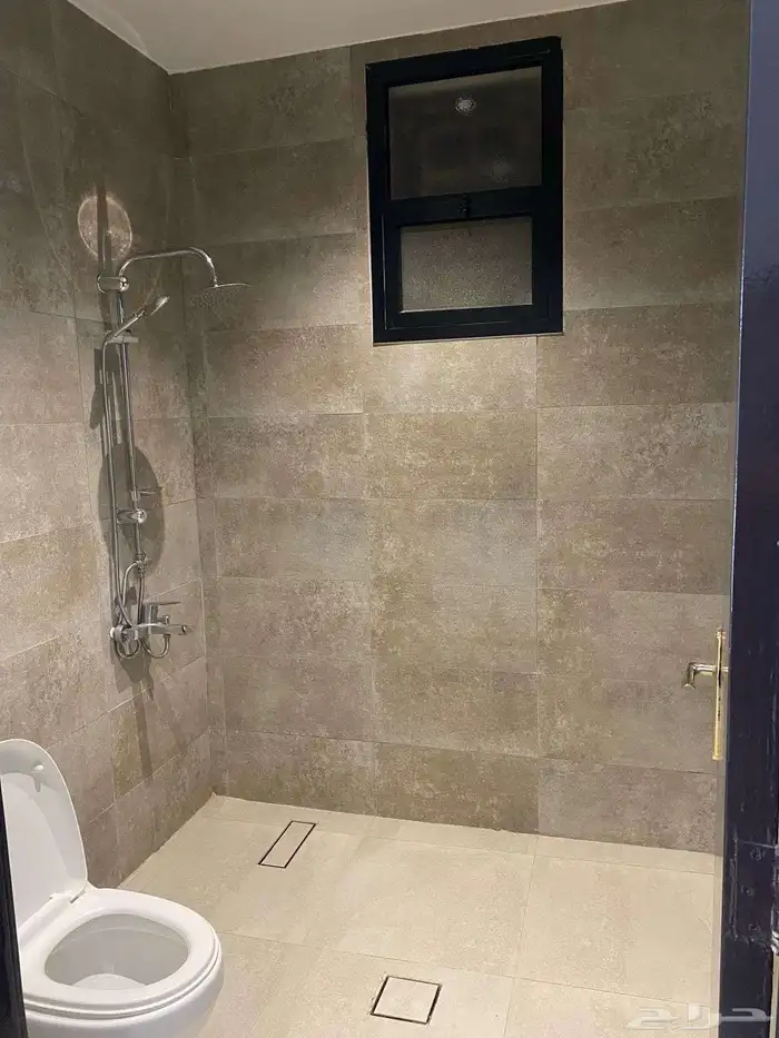 دور علوي للإيجار يتميز بجودة التشطيب وإطلالة الحديقة والمسجد 4