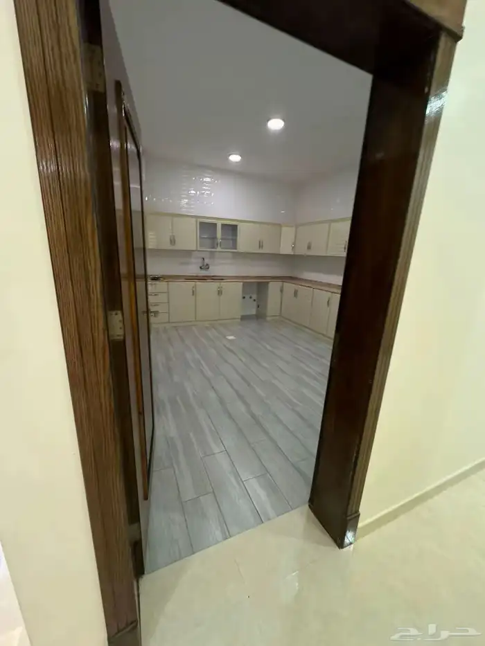 للايجار شقة دور ارضي 5 غرف حي الضباب 9