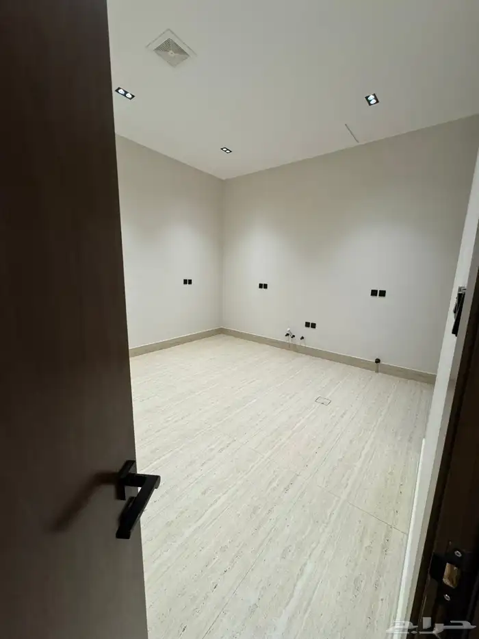 فيلا فاخرة مع شقة في حي البيان 15