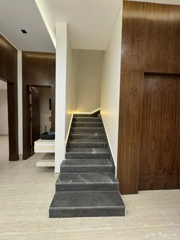 فيلا فاخرة مع شقة في حي البيان 12