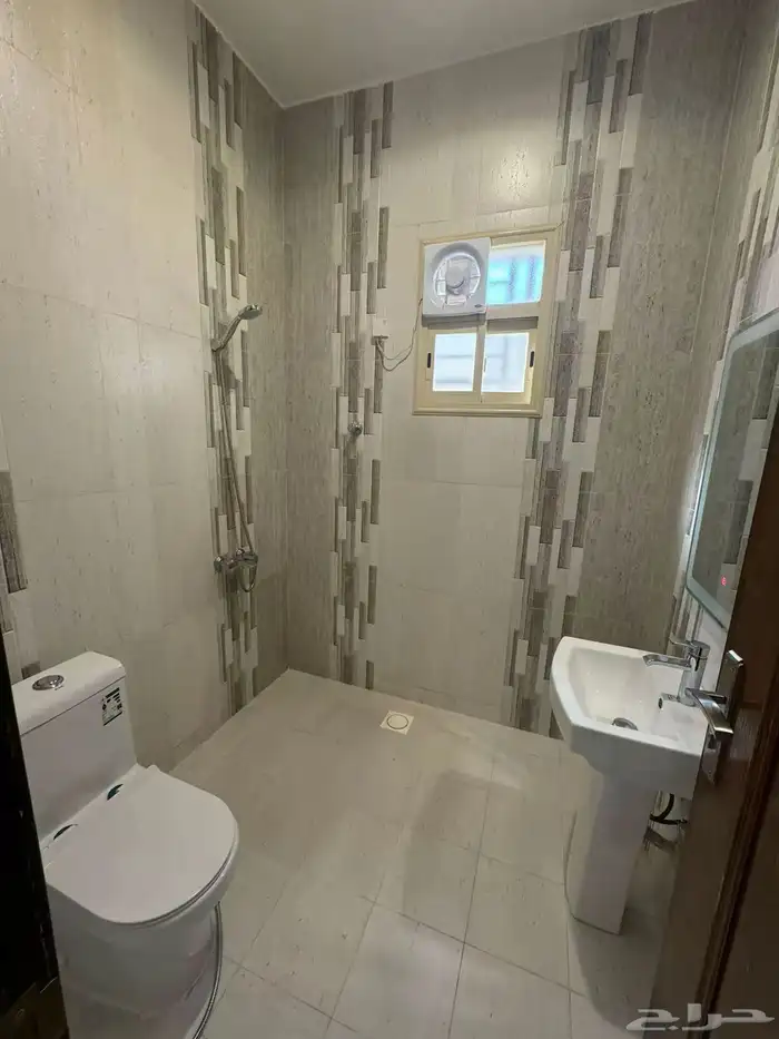 للايجار شقة دور ارضي 5 غرف حي الضباب 7