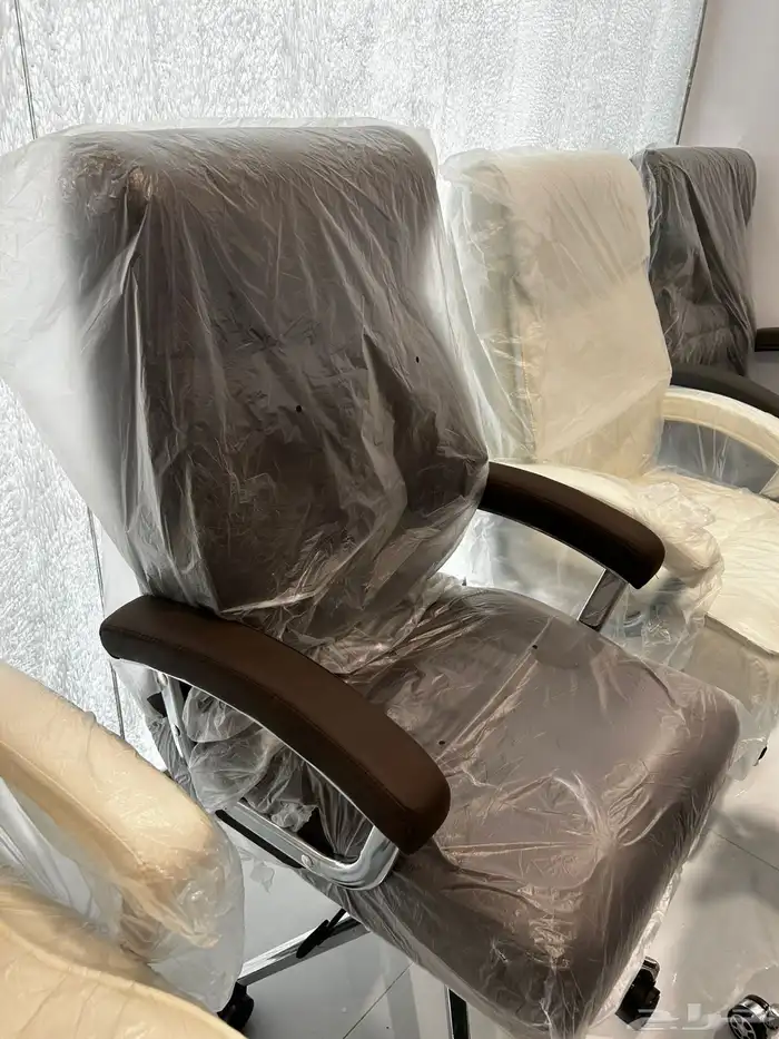 طاولة مكتب مع كراسي بسعر مخفض  الألوان متاحةlable 1