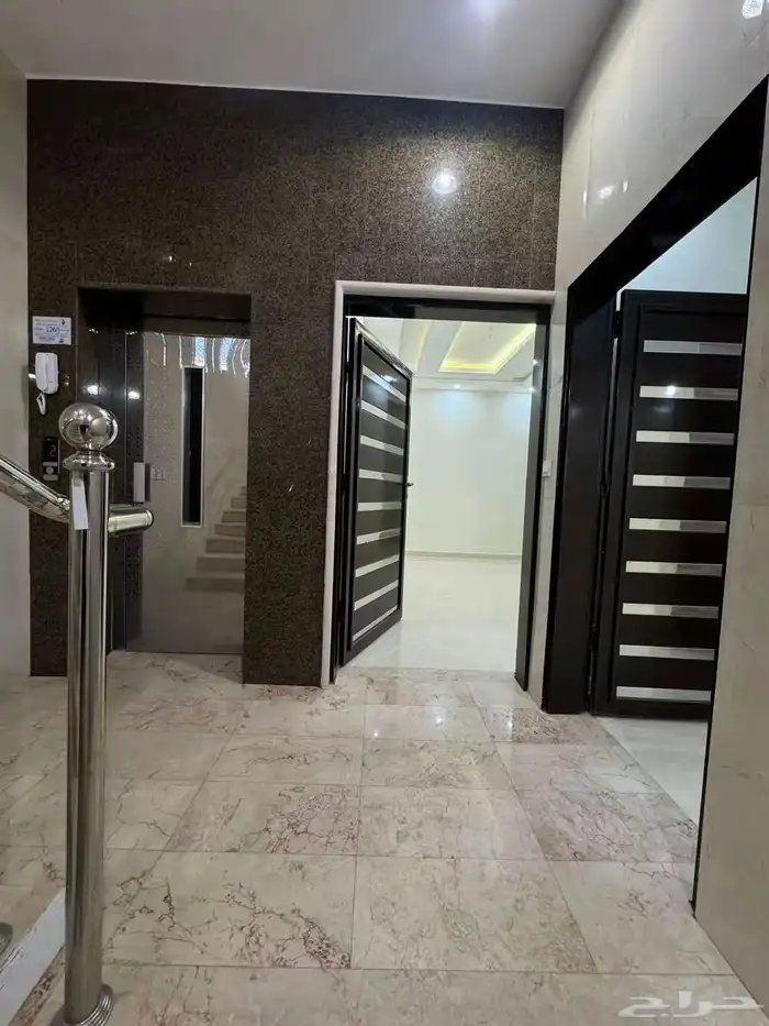 للايجار شقة دور ارضي 5 غرف حي الضباب 1