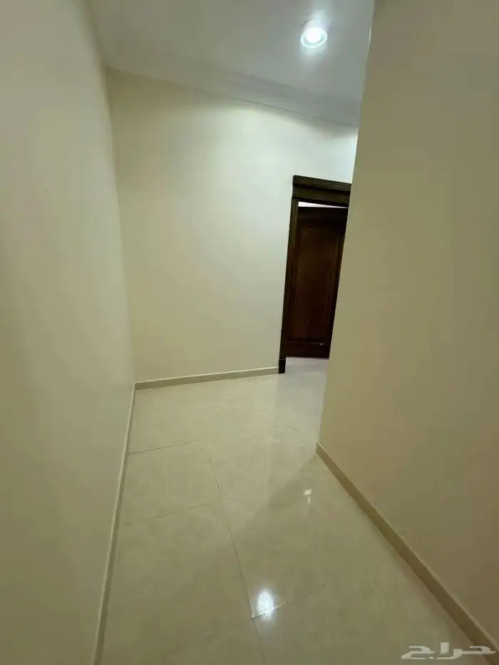 للايجار شقة دور ارضي 5 غرف حي الضباب 12