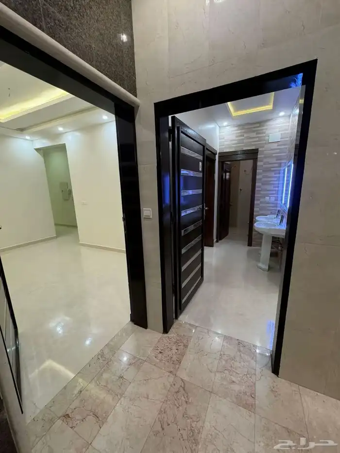 للايجار شقة دور ارضي 5 غرف حي الضباب 2