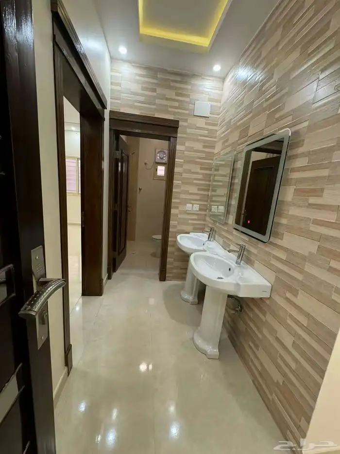 للايجار شقة دور ارضي 5 غرف حي الضباب 3