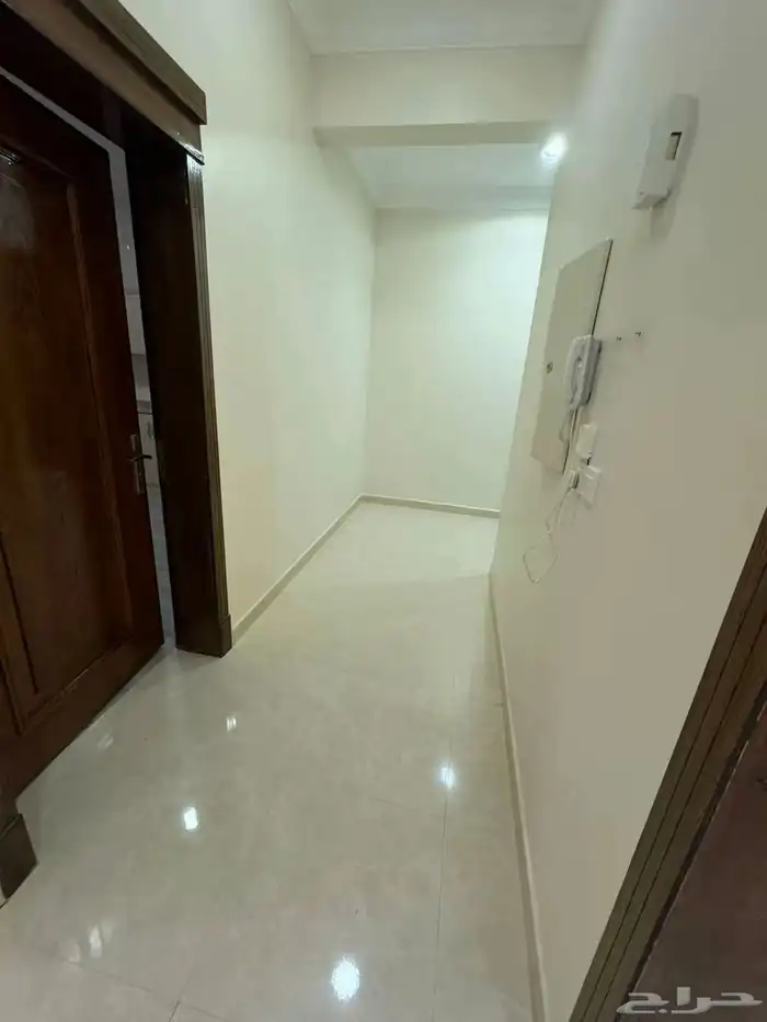 للايجار شقة دور ارضي 5 غرف حي الضباب 8